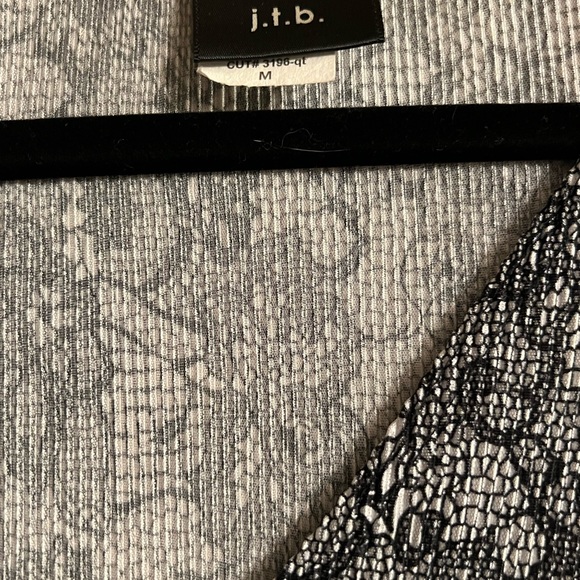 Woman’s top - Picture 3 of 3